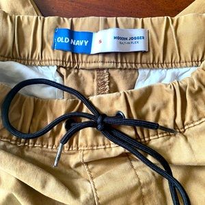 Old Navy men’s tan khakis/chinos